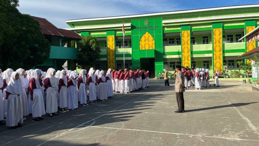 Kepala MTSN 1 Manado H. Syukry Sahid, S.Ag, M.Pd Memimpin apel pagi.